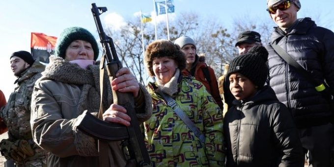 Foto: Warga mengikuti latihan militer untuk warga sipil yang dilakukan kelompok radikal sayap kanan (Right Sector) di tengah ancaman invasi Rusia di Kyiv, Ukraina, Minggu (13/2/2022). (REUTERS/Umit Bektas)