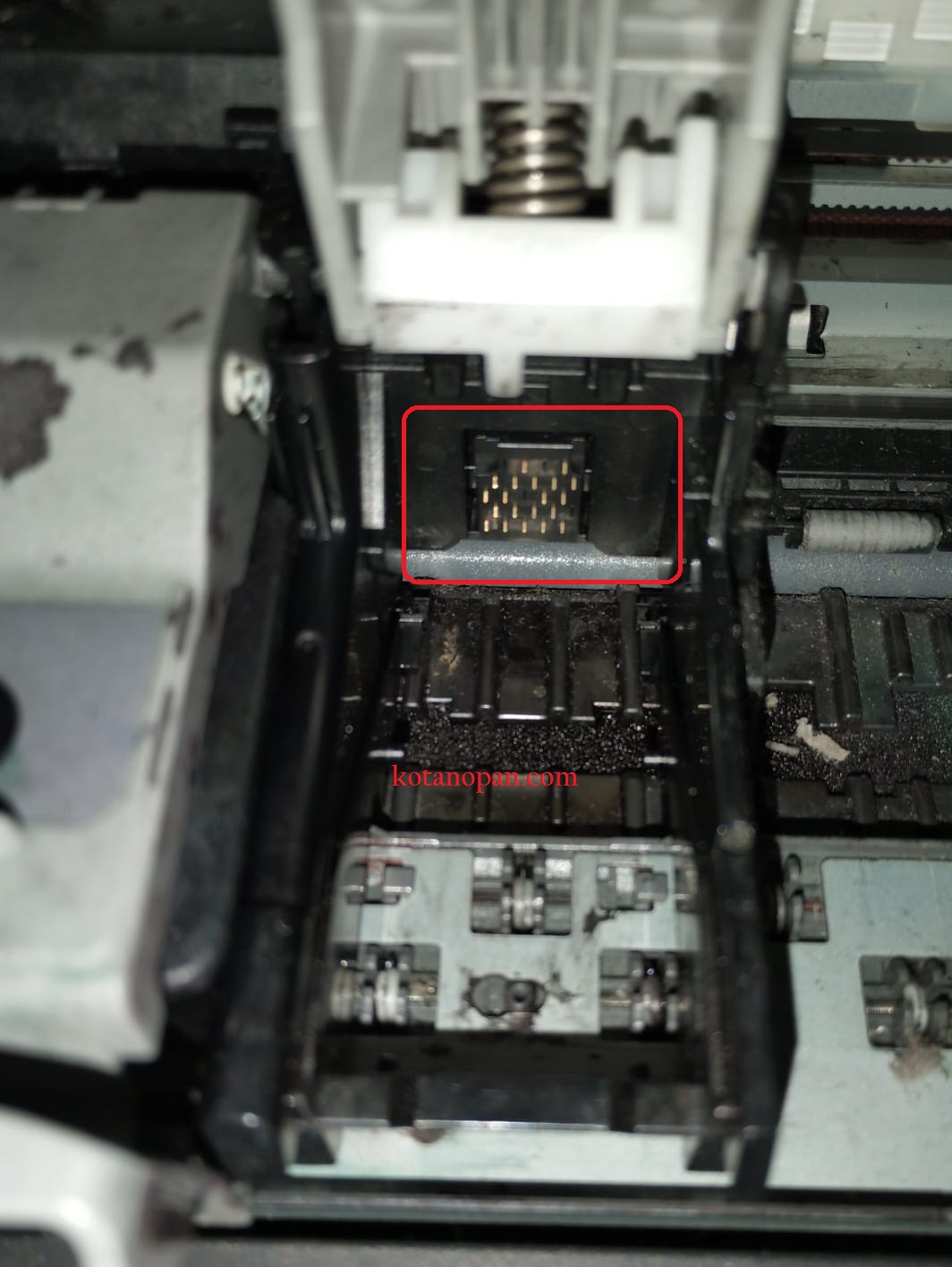 Bersikan konektor pada Rumah catridge pada printer